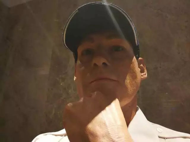 凌厲的眼神流轉(zhuǎn)，目光如炬，手掌的青筋清晰暴出，歲月的紋路無情橫亙——樹脂雕塑《站崗》