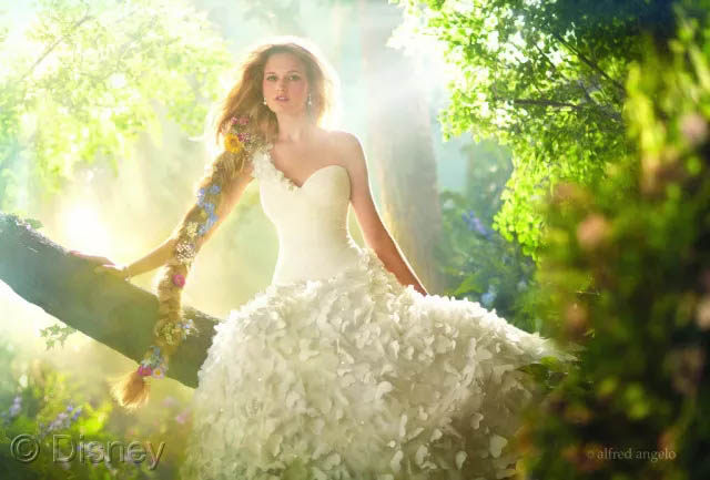 假若將玻璃鋼船艇比喻成一位女生，那么膠衣就是她華美的衣裳！