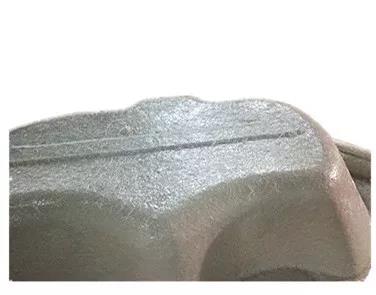 用樹脂和玻璃纖維復(fù)合在浴缸胚料的底部，使成型產(chǎn)品有足夠的強度