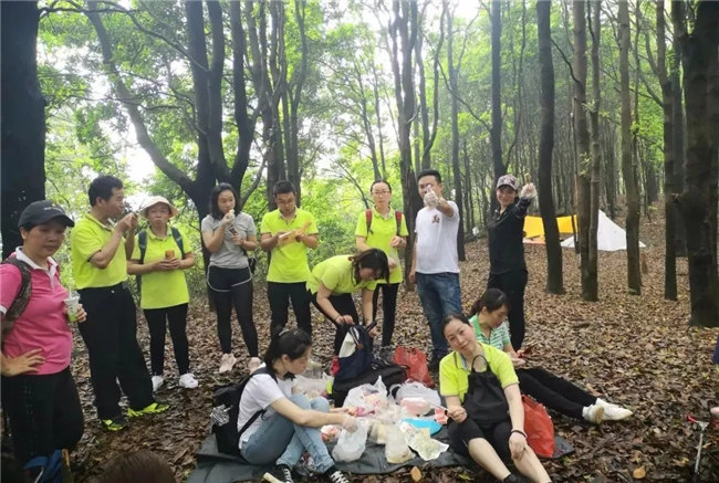 博皓人勞作過后，分享、享受美食