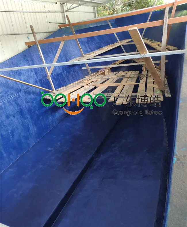 將玻璃鋼模具清洗干凈，打上脫模蠟 施涂船體膠衣