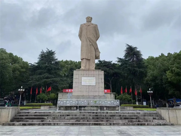 湖南大學(xué)，毛主席雕像