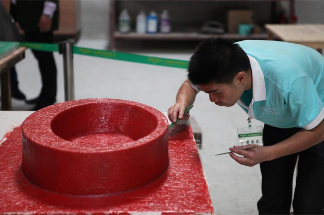 對(duì)表面層進(jìn)行排氣泡、除毛刺